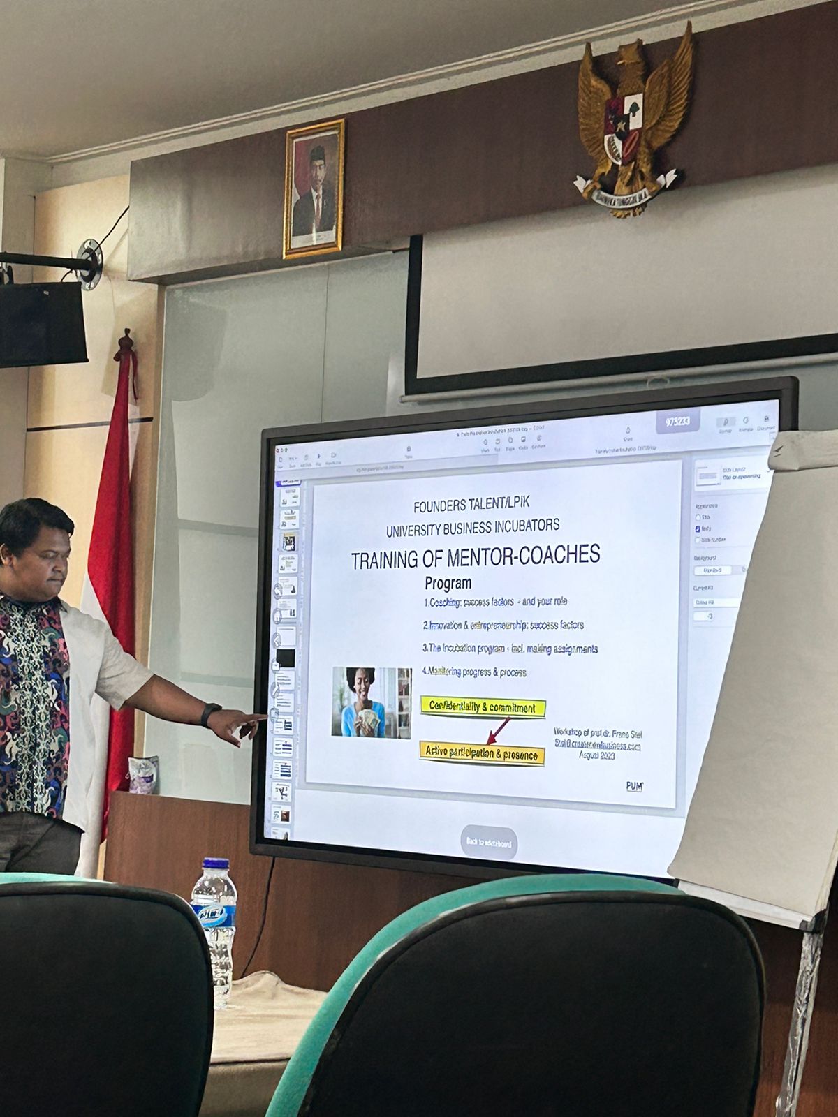 Professor Frans Steel, Seorang Peneliti di Twente University Hadir di Fakultas Komunikasi dan Bisnis Universitas Telkom