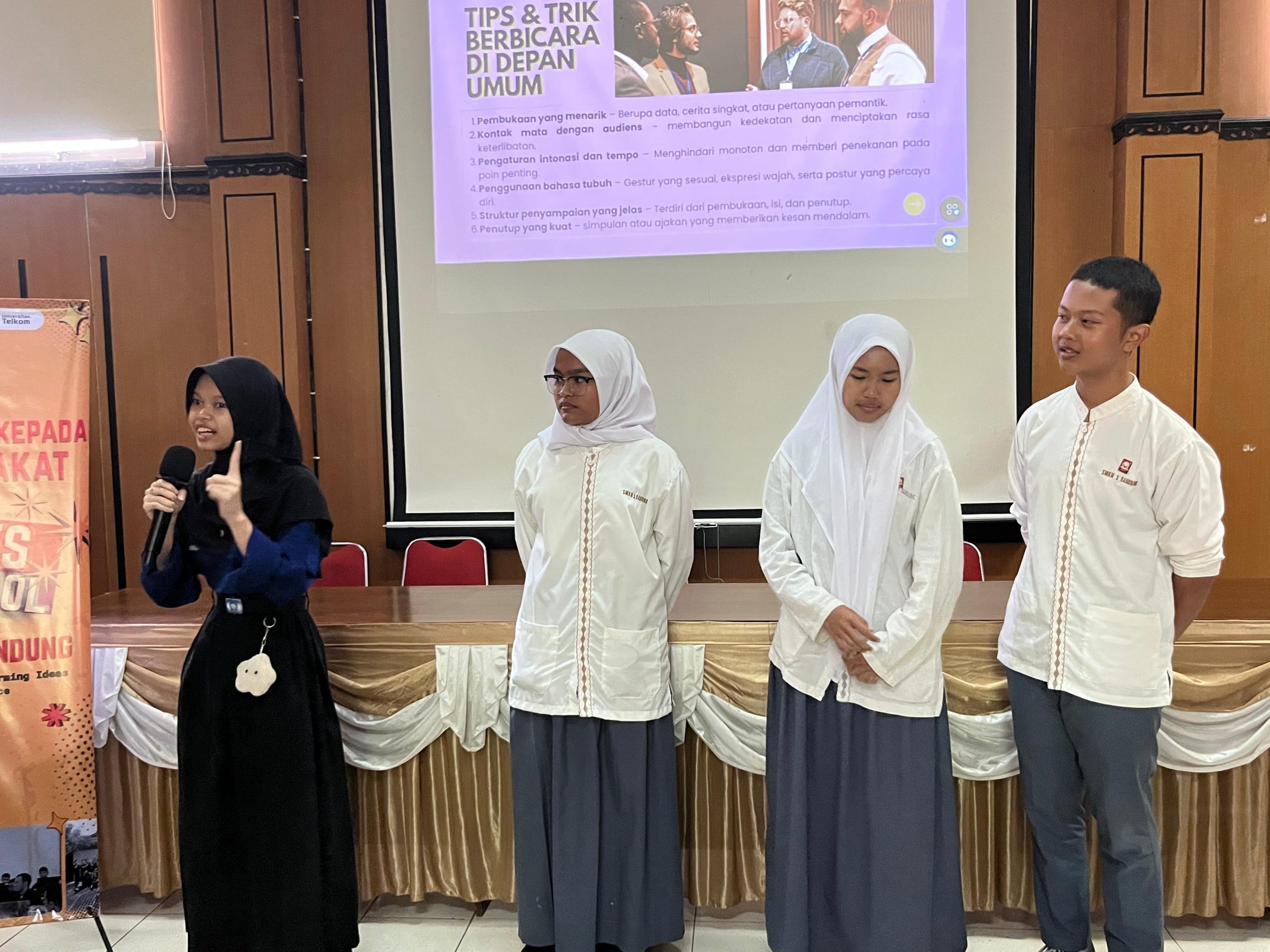 Seminar Speak To Lead Telkom University Bangun Kepercayaan Diri Siswa SMKN 5 Bandung Lewat Public Speaking